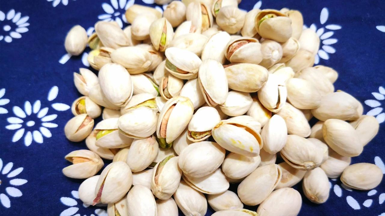 开心果令人不再开心，还有些心痛。开心果由于成熟自然裂开后像微笑的嘴巴而得名，其具