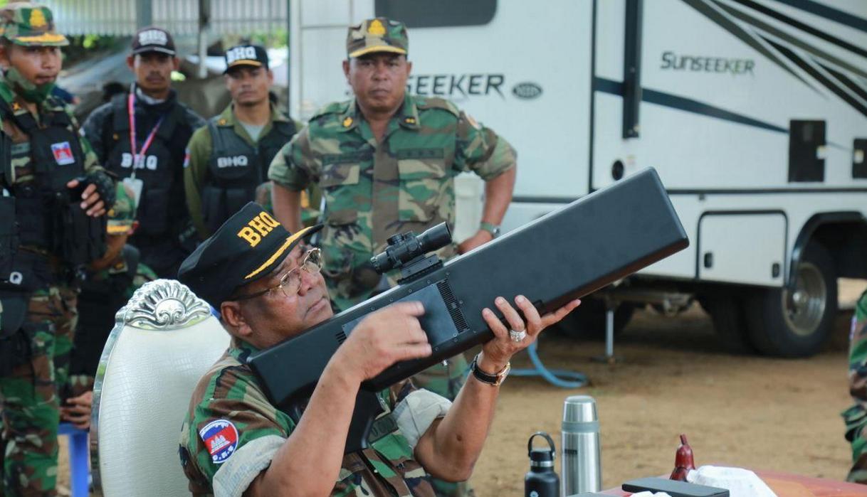 柬埔寨军队步兵火力到底有多猛烈？看看就知道了，全都是，85式狙击步枪，81式轻机