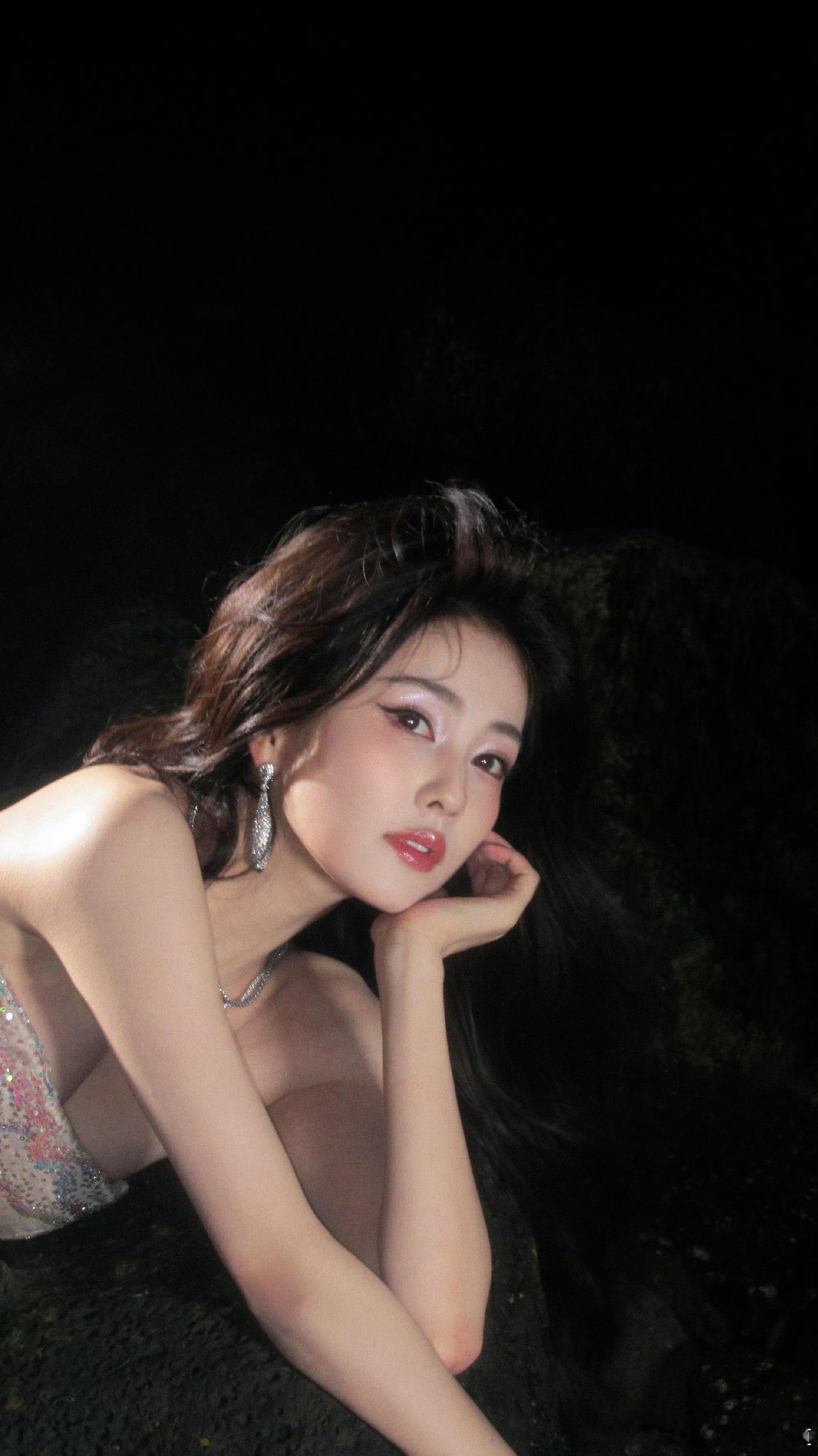 白鹿今晚星光大赏的造型绝美，每张图都美，张张都是绝美，状态极佳。白鹿粉丝各种给我