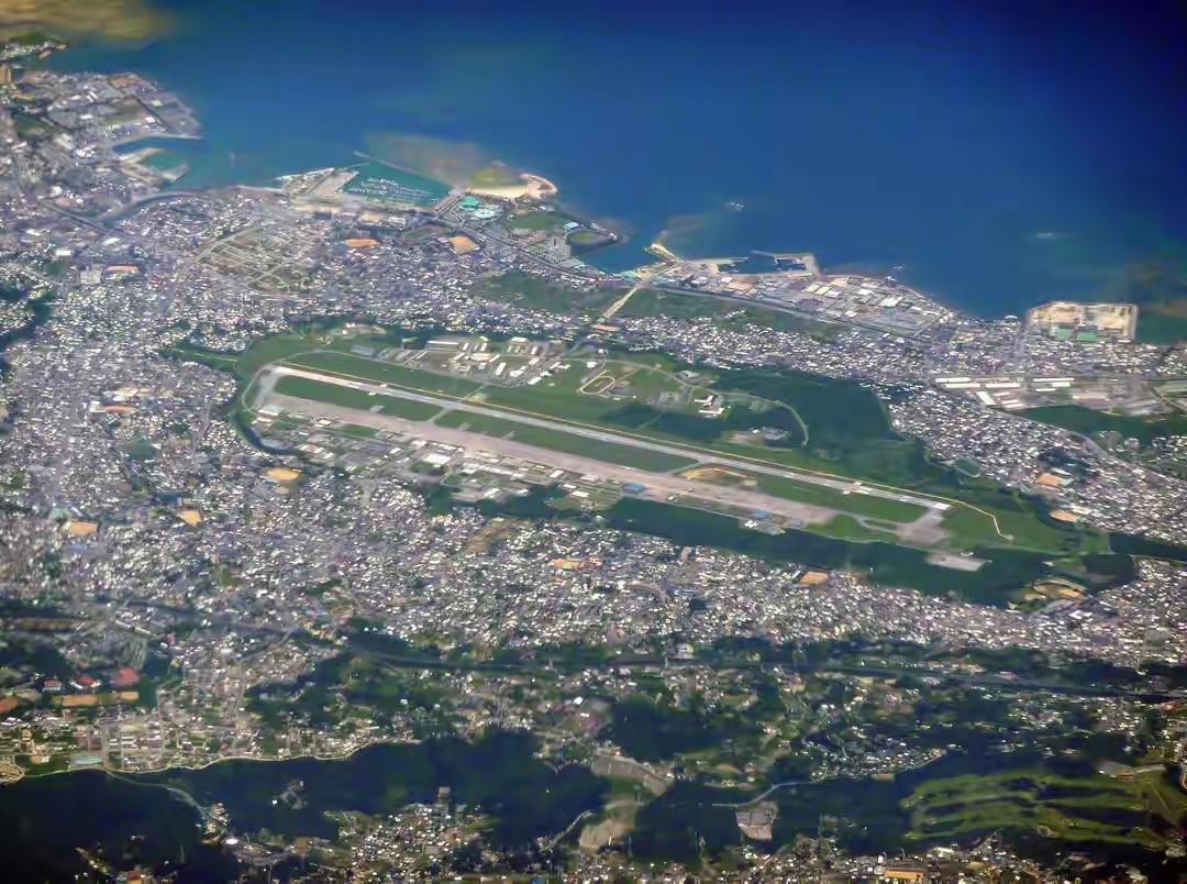 驻日美军赖在普天间军事基地不走了。美国国防部称，日本为美军新建基地的跑道仅长18