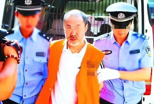 “爸，求求你放过我吧，求求你了！”2021年，女子满身是血的跪在地上求着公公，并