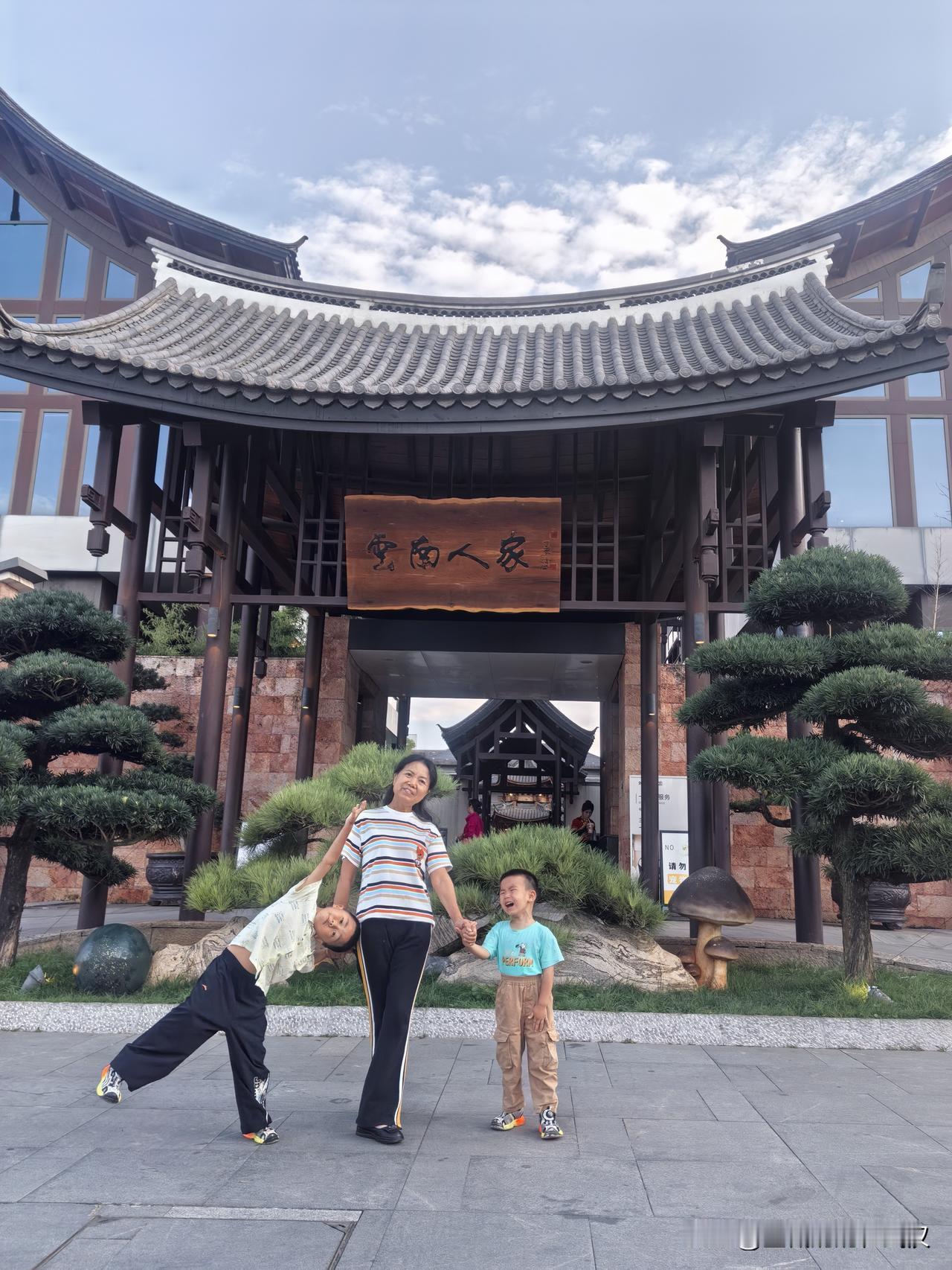 我现在越来越感觉带两个孙子力不从心了。

昨天晚上7点多，儿媳去外地检查还没有回