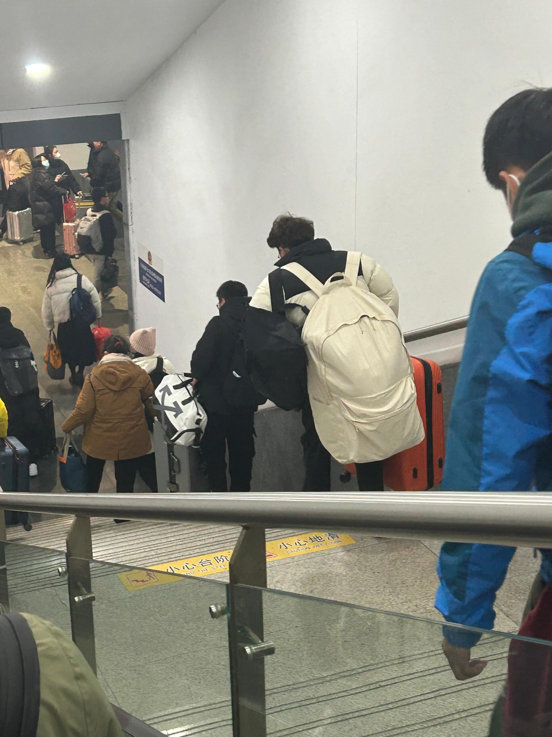 高铁上全是碎掉的返校大学生家里就剩爸妈和承重墙 ​​​