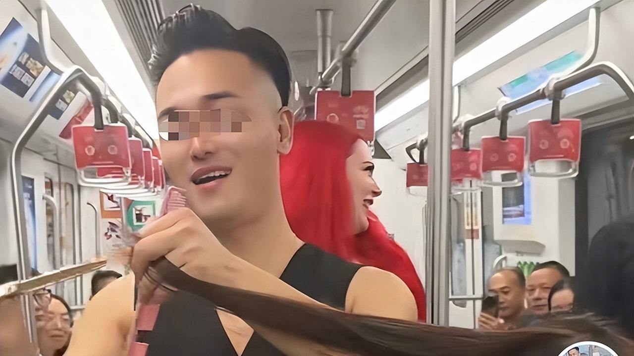 通勤族盼着早点到家，有人却在地铁里开起了 “流动理发店”—— 上海这出流量闹剧，
