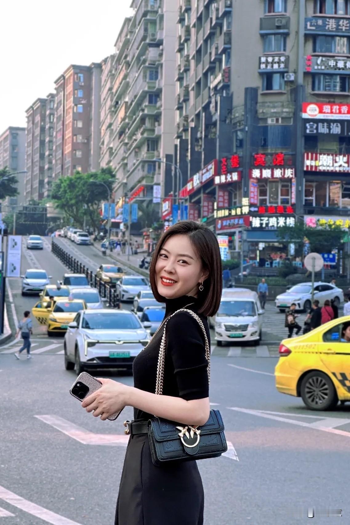 想把宇宙的星辰和月光都摘下来放进你的口袋