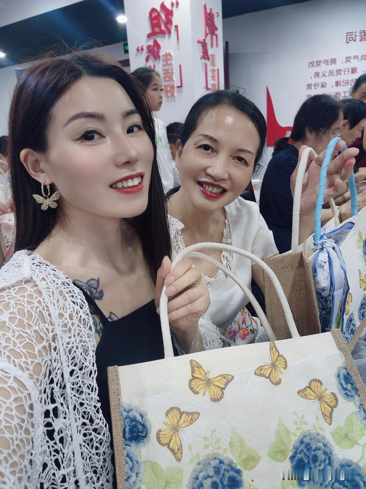 母亲节自己动手做DIY手提包，心情美美哒！谢谢叶姐的邀请🌹🌹🌹[心][心]