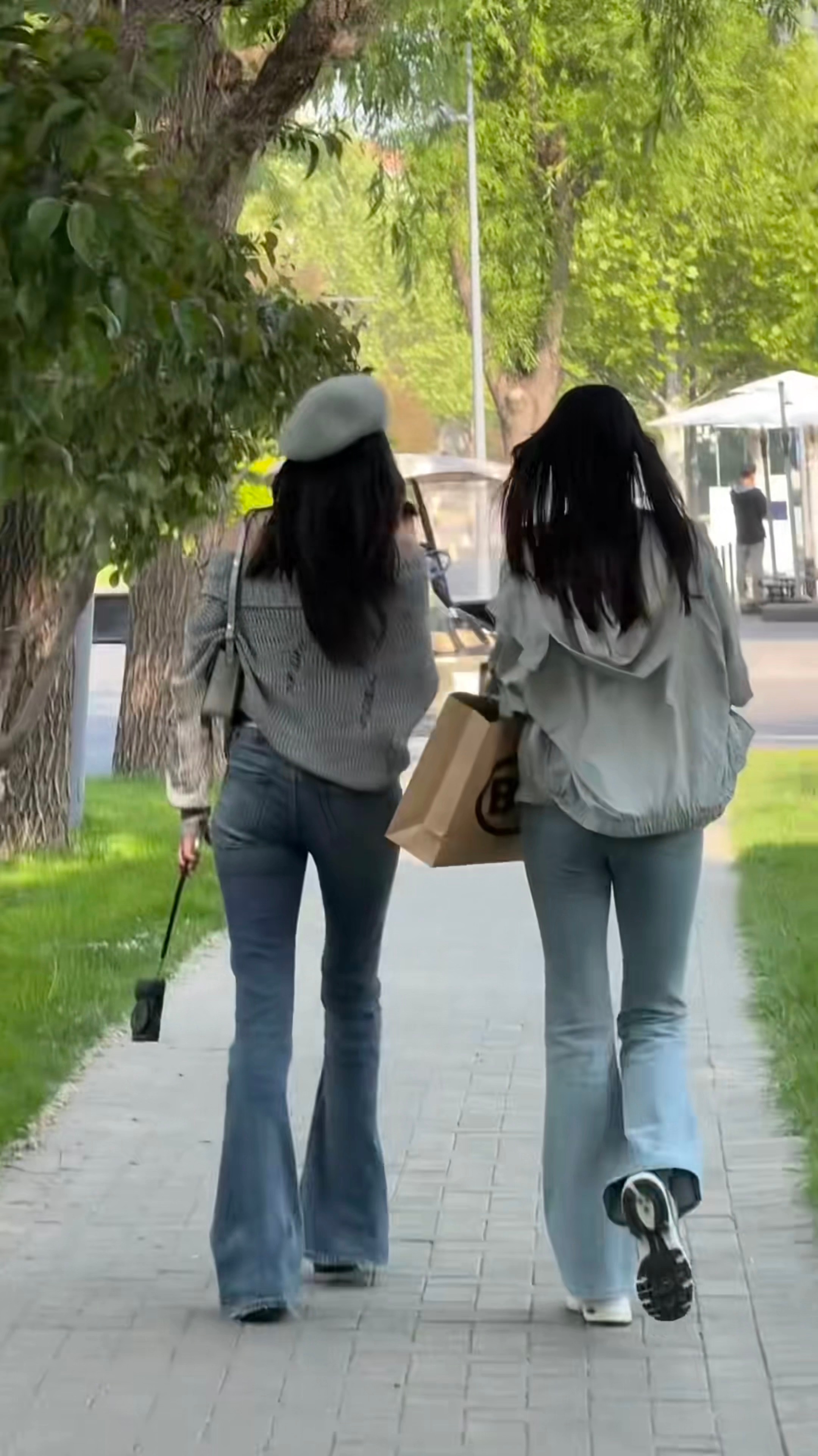 【投稿】美女不仅名字是美女名 就连背影也是大美女[单身狗]（刘令姿和王楚然 ​​