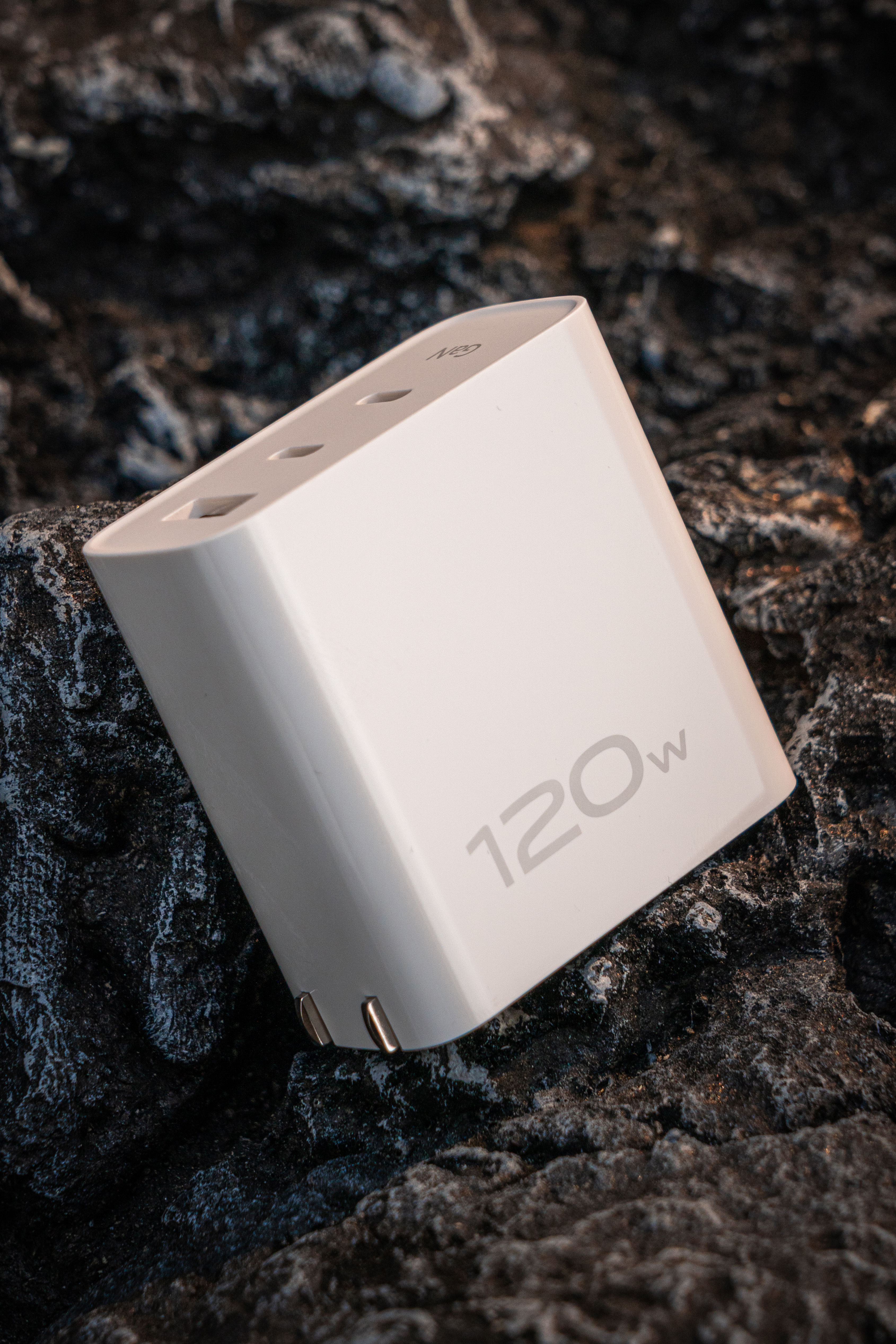 iQOO的配件新品全家桶来了游戏相关的新散热器和手游指套，散热器除了磁吸还可以外