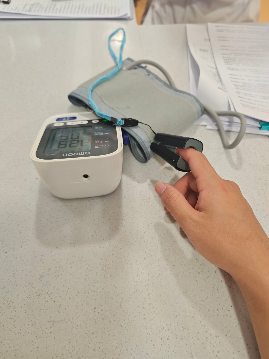 办住院，双人间，进去看是一个看着快凉了的老头，赶紧出来办个自费单人间 