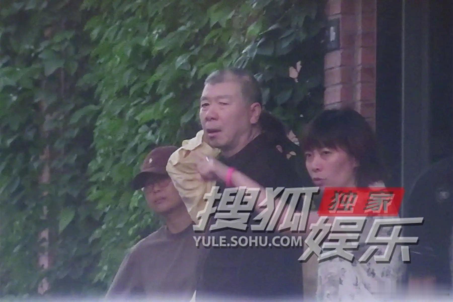 冯小刚带女儿去陈思诚工作室冯小刚和女儿现身陈思诚工作室 近日，冯小刚带女儿徐朵现