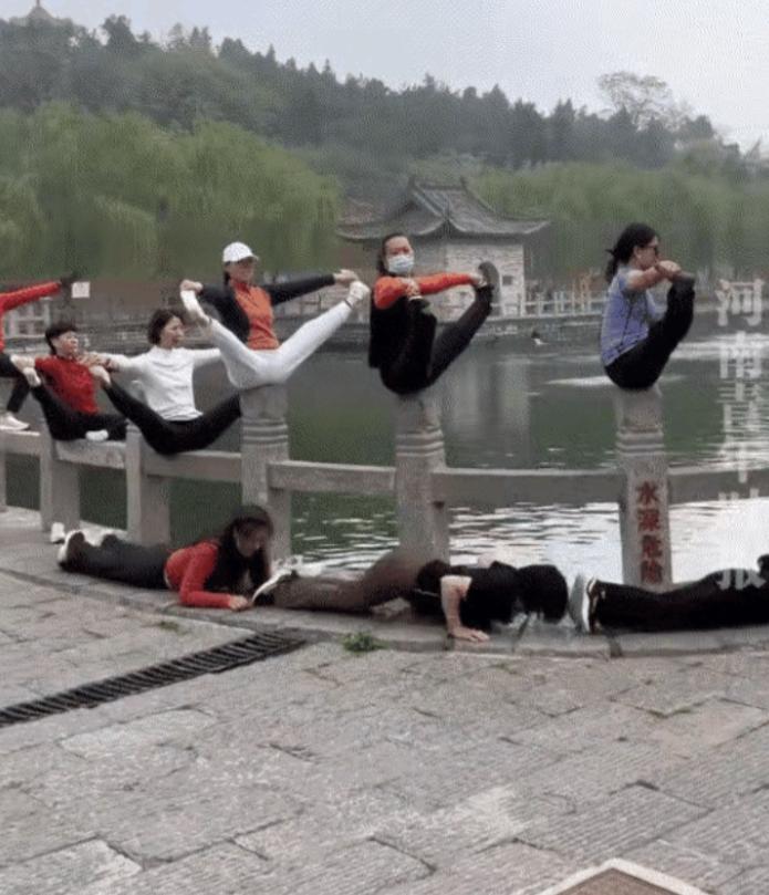 太尴尬了！近日，河南新乡一景区，一群中年男女，在一湖岸边栏杆上，不但做着高难度的