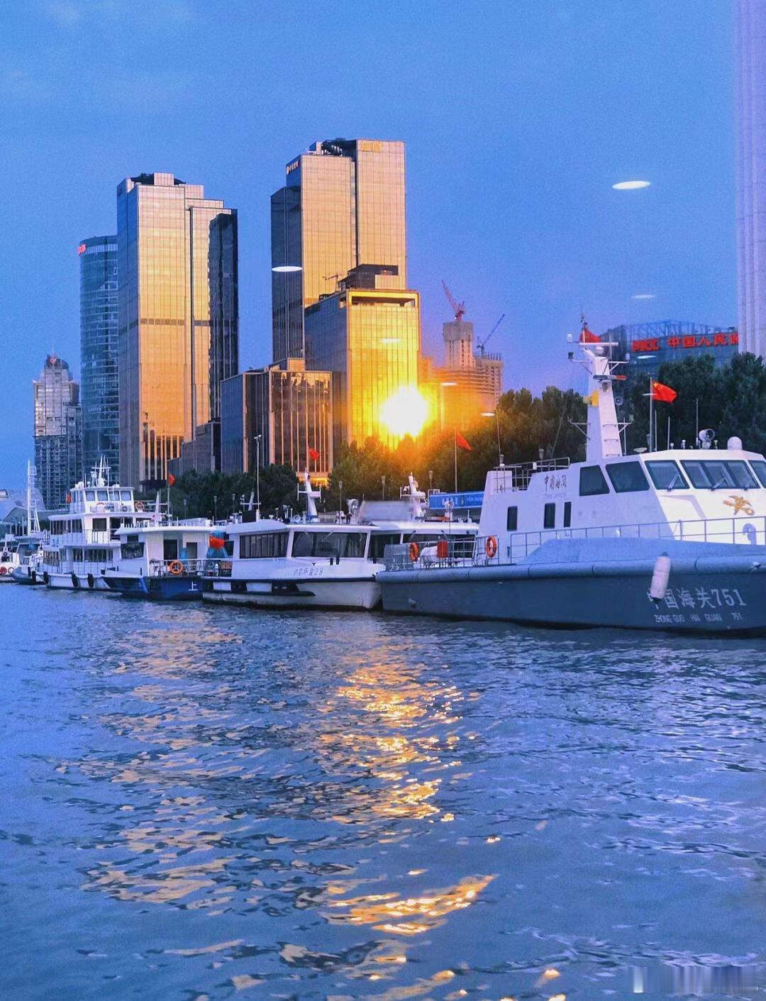 网红轮渡把长江烟火气带到春晚 掌舵30载，摆渡的是生计更是希望，秦大益与曹利芳的