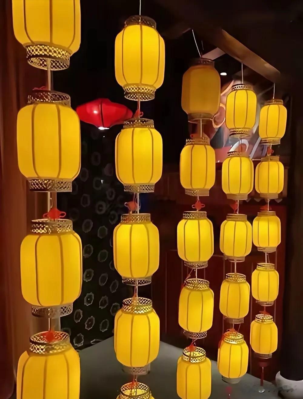 好家伙，今年过年上街一看，
好多地方往年红彤彤的灯笼，
今年居然换成了清一色的黄