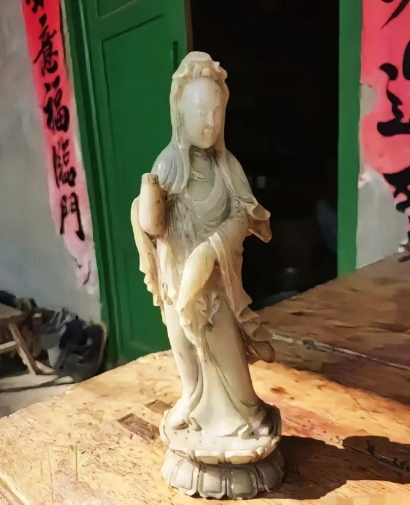 邻居翻新老房翻出宝贝，说能换小汽车？
有人说这玩意儿能换辆小汽车，
邻居特意拿来