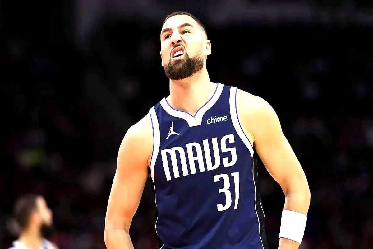 17场比赛，输掉15场。独行侠这艘船，已经漏得跟筛子一样。

但克莱·汤普森还在