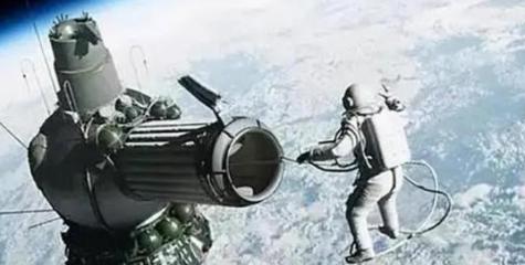 1991年，苏联一名宇航员刚飞上太空，国家解体了，他被遗落在太空上311天，当他