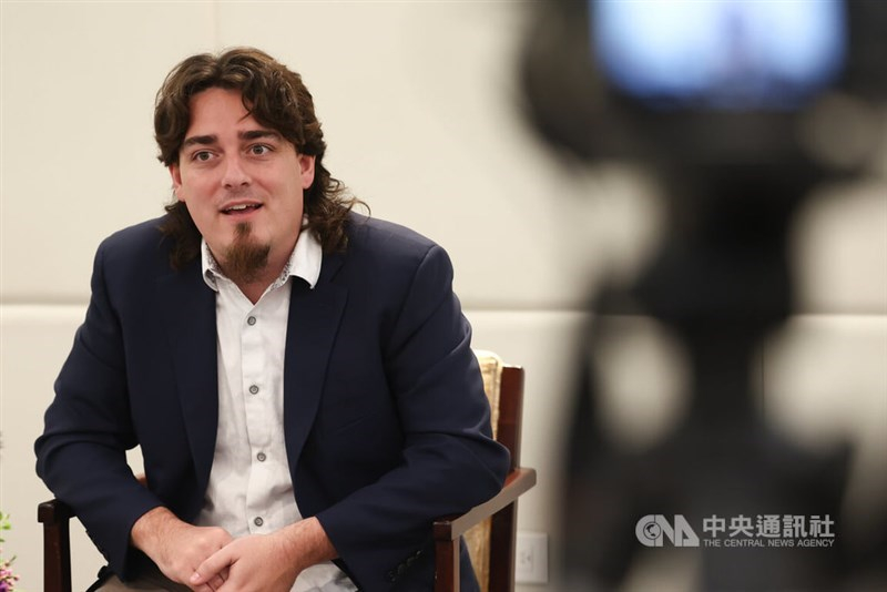 飞扬军事 今日早些时候，美国军工企业安杜里尔（Anduril）公司创始人帕尔默·