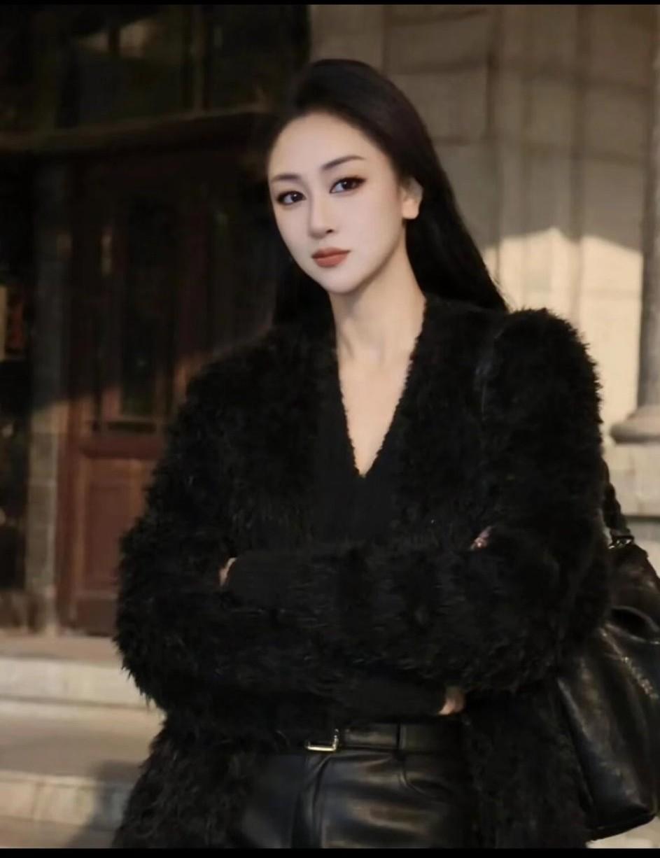 黑衣美人立英姿，沉稳冷艳似寒梅。晒图笔记大赛 气质与穿衣搭配有关吗? 气质美女