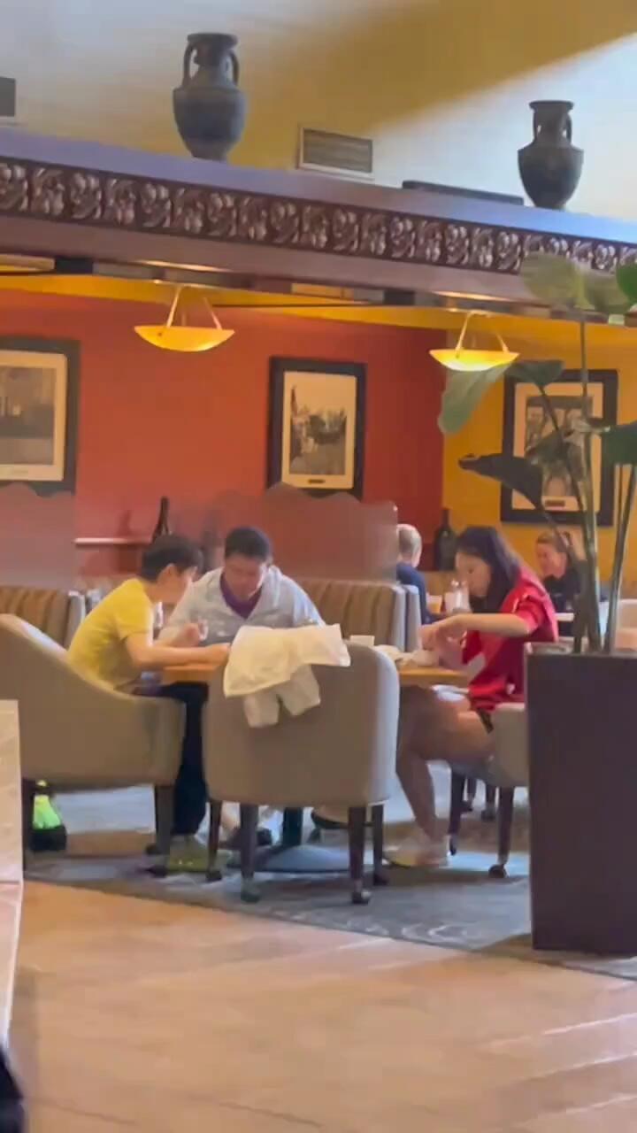 孙颖莎吃完早饭，黄色上衣和黑色短裤，大浴巾拿着防晒，阳光明媚的一天！
莎莎和邱贻