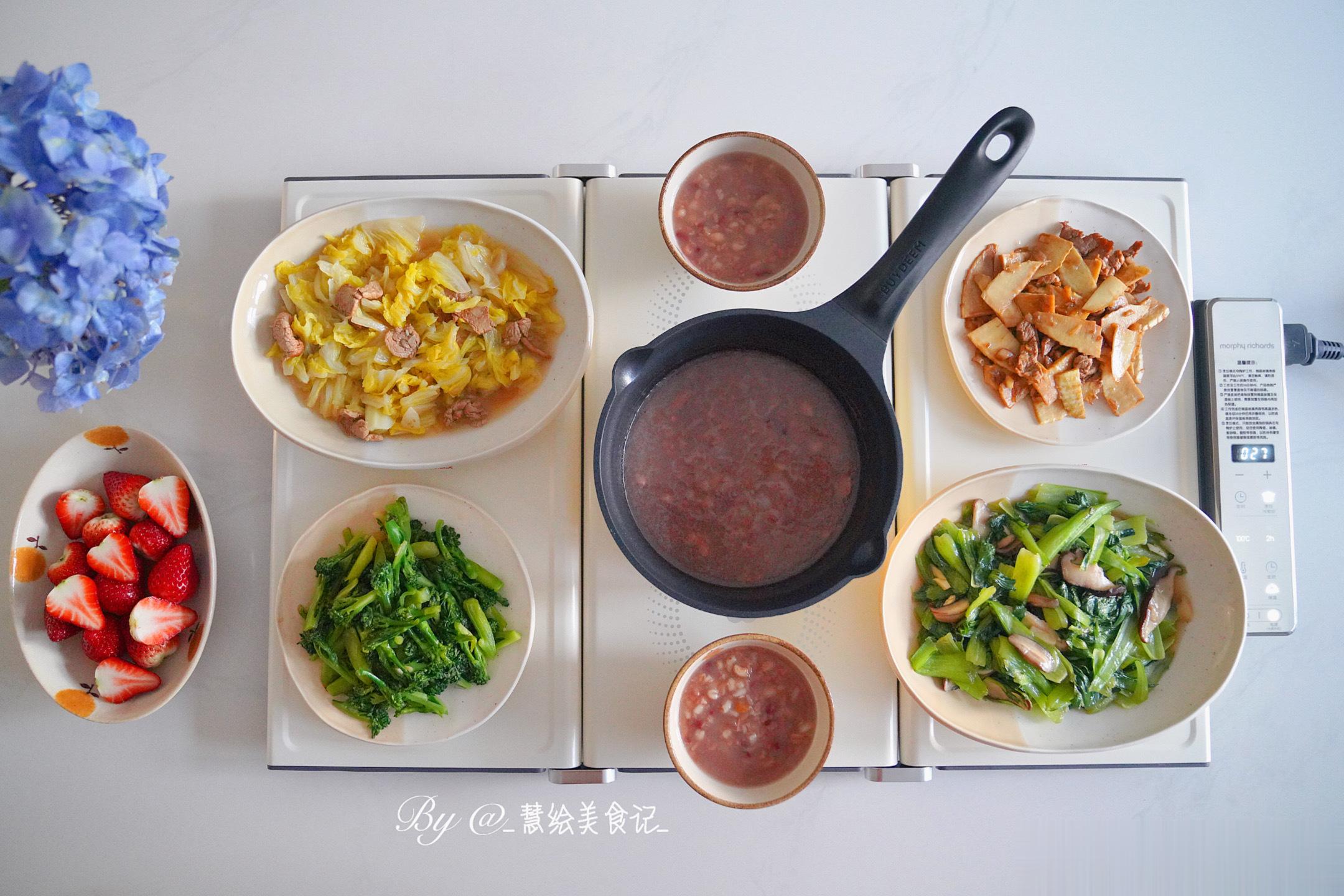 早午餐[鲜花]冬笋炒肉、香菇油菜、白菜炒肉、蒜蓉西兰苔、八宝粥、草莓~周末愉快呀