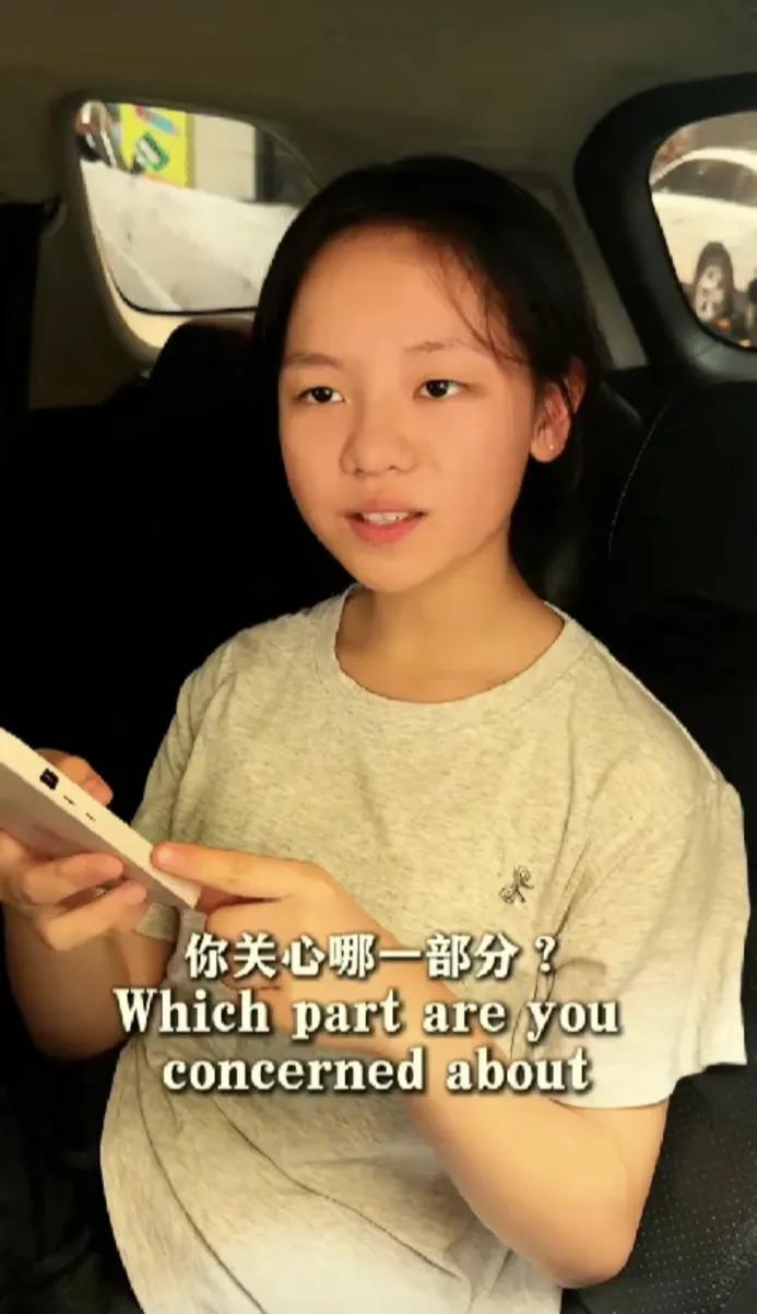 广东佛山，一个读初一的女孩，跟着爸妈去广州参加广交会。本来是去看看热闹、涨涨见识