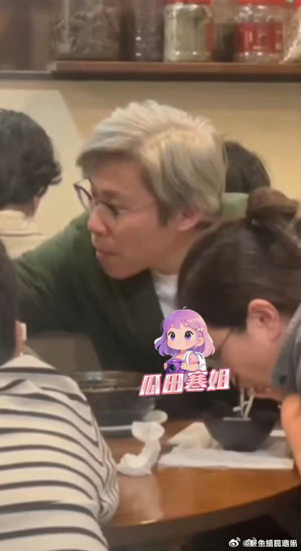 网传李乃文儿子大约10岁李乃文头发全白了 瓜田寒姐曝李乃文与一位女士以及孩子一起