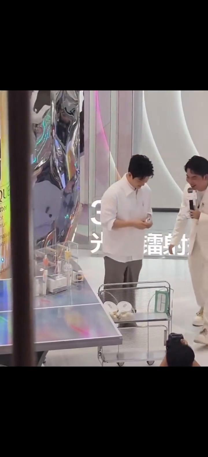 光子镭射瓶。
独活先生展现家，地狱之中辱骂与痛是共度黑暗的见证。北朝一叶之秋，南