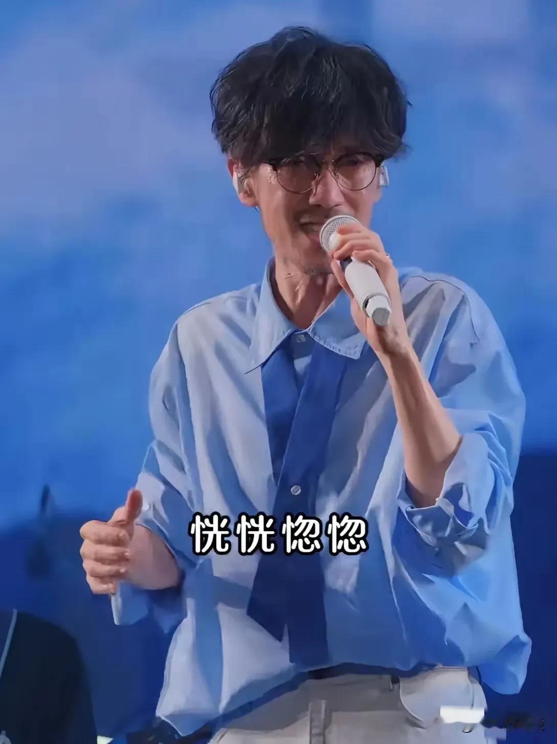 周传雄瘦成这个样子，一看就不健康。
这么瘦，哪有力气唱歌呀，起码中气不足，高音唱