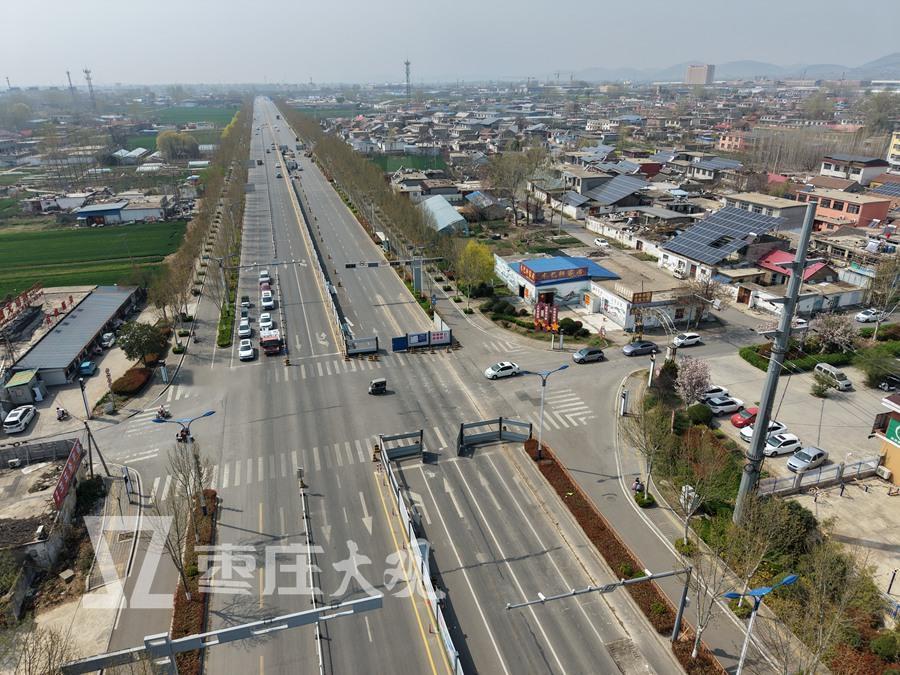 【实拍枣庄中兴大道封路施工进展】在现场可以看到，部分路面已经封闭上了。这次施工是