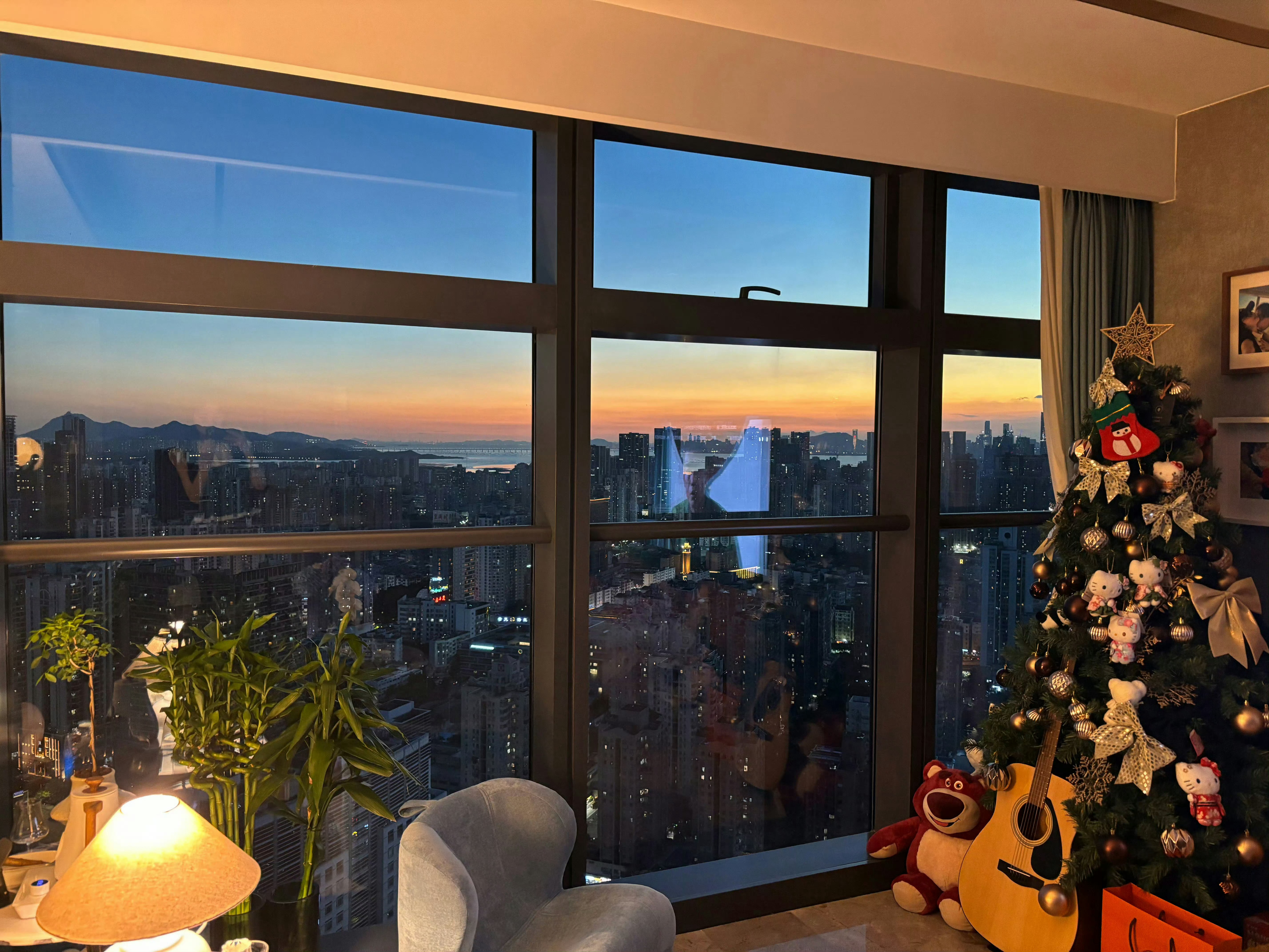 晚上出来喝点吗 带上你的钱和你那可笑的酒量  外加你那丢人的爱情故事 不醉不归 