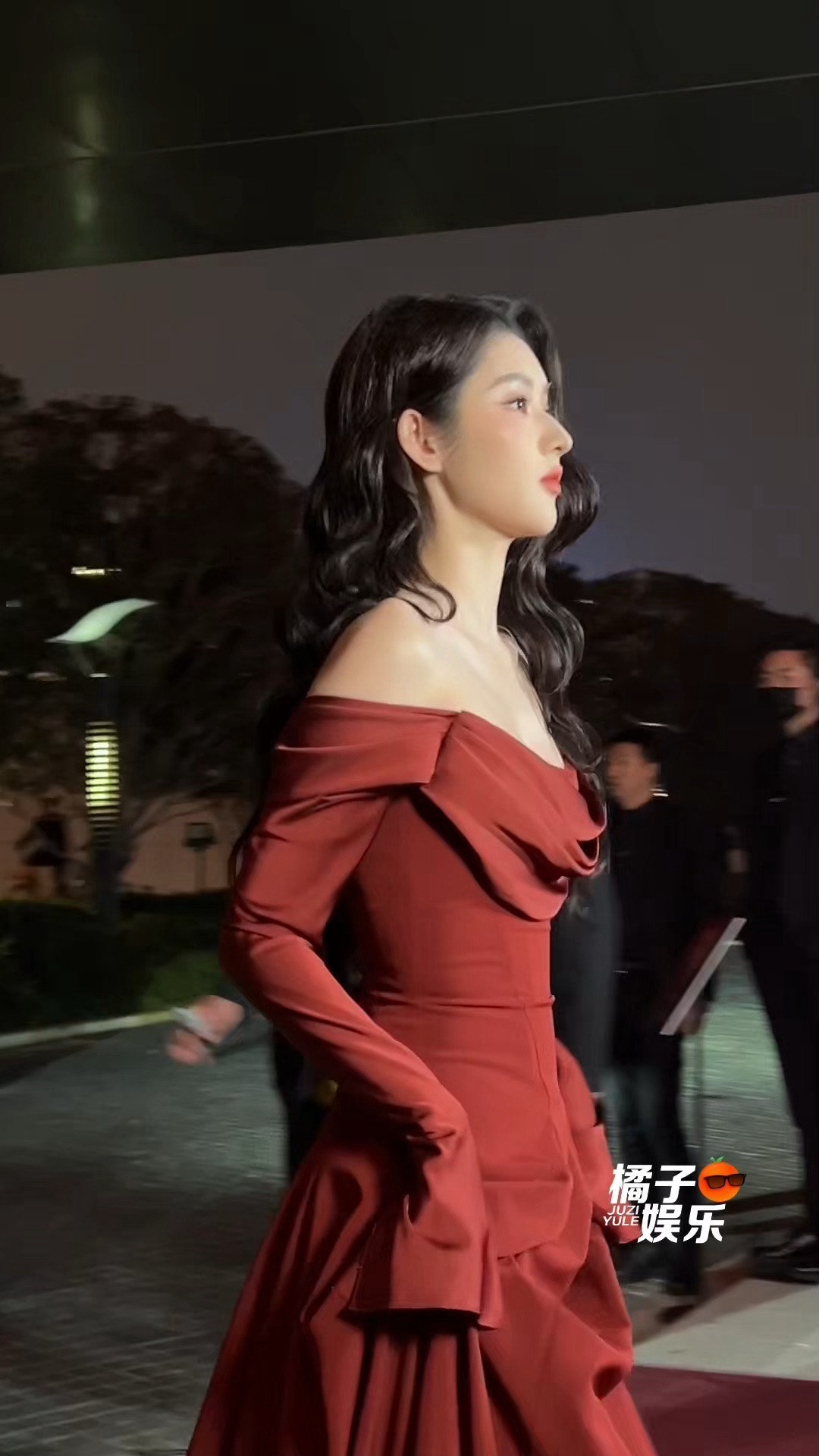 芭莎活动红毯造型内娱权威下车名场面 时尚芭莎艺术大赏杀疯了！明星们的下车名场面一