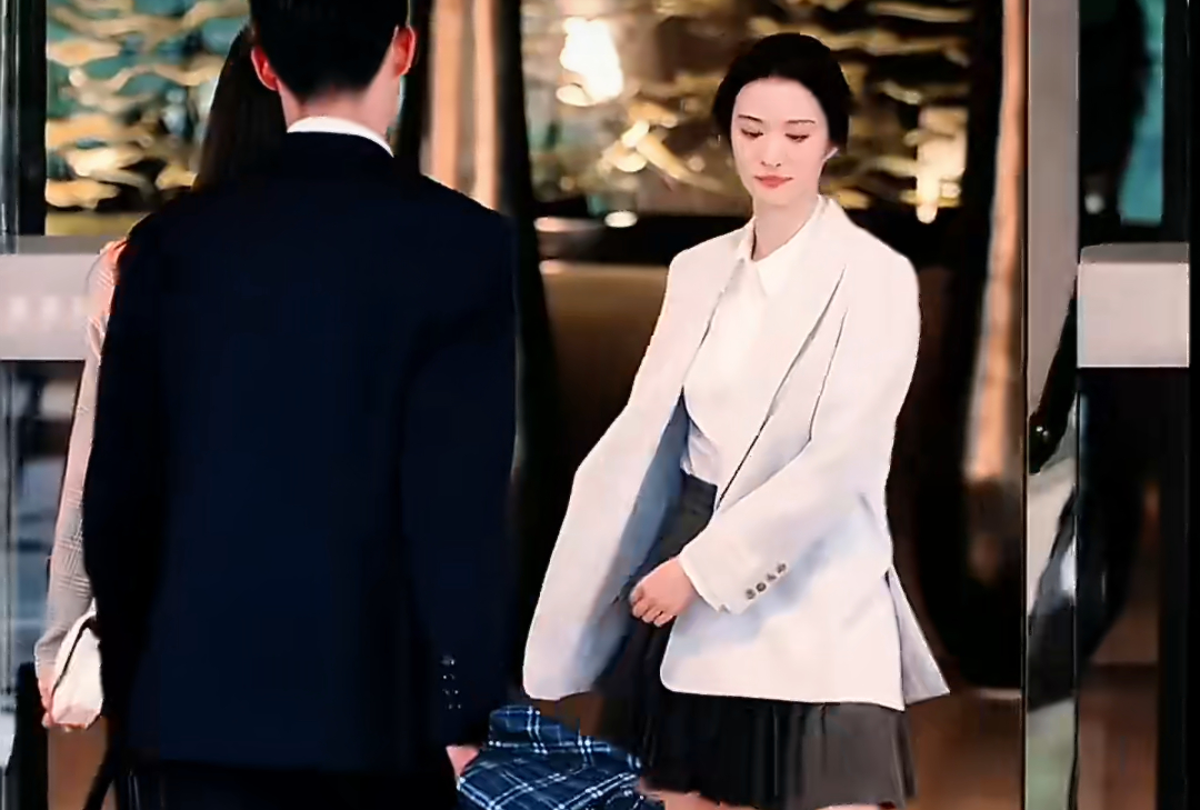 王楚然我是真的有点晕腿了王楚然把职场女性的优雅飒爽平衡得恰到好处，西装半身裙修饰