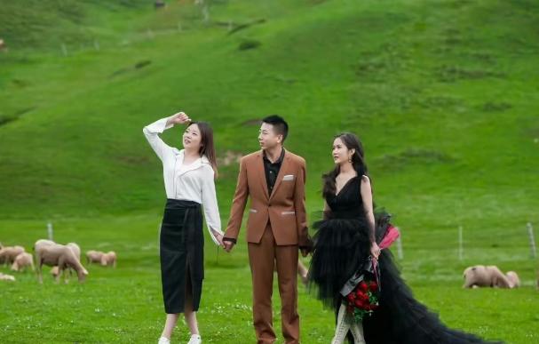 云南“三人婚纱照”冲上热搜！真相出炉后，大家都懵了！
 
一张照片，三个人手牵手