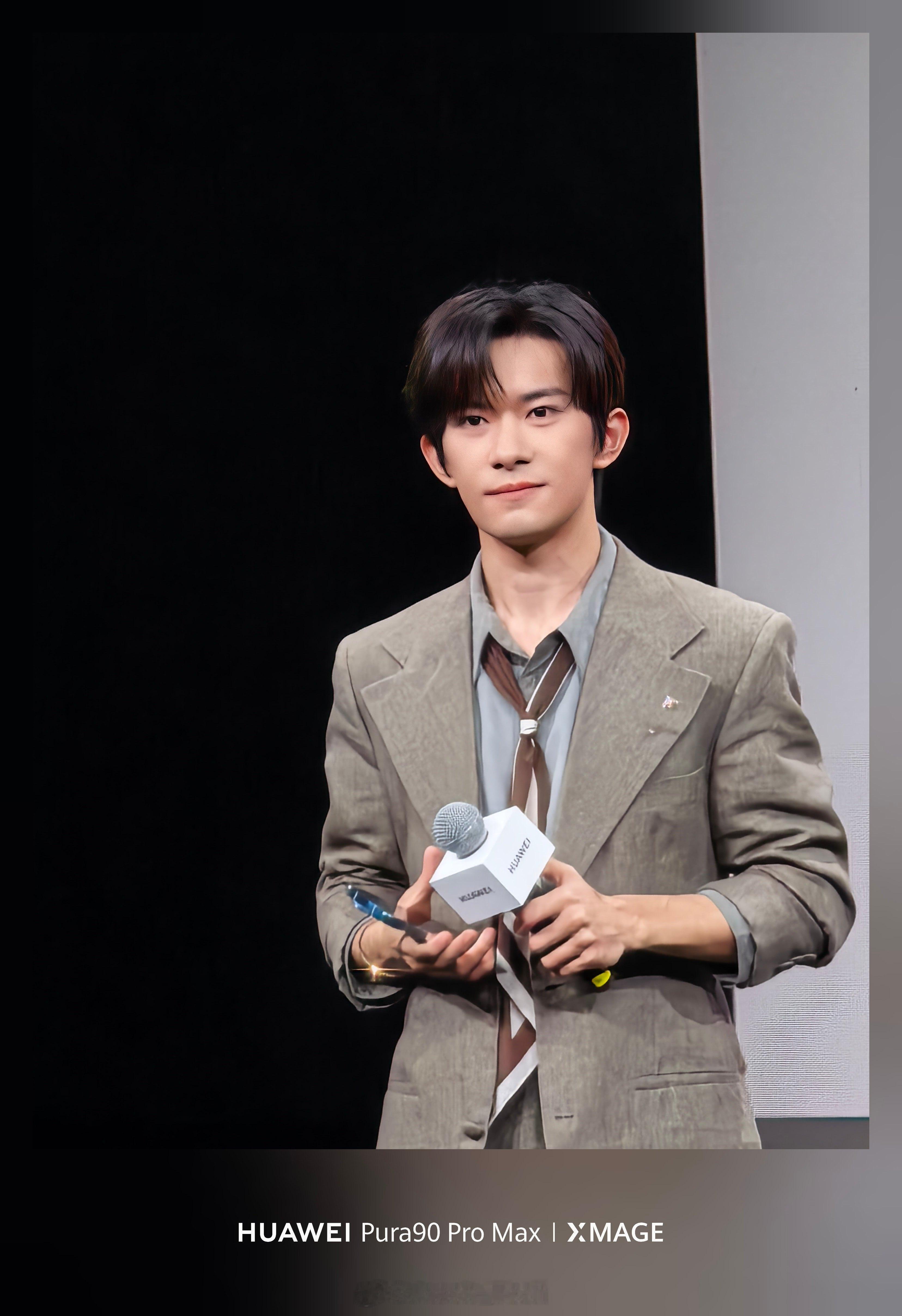 易烊千玺现身华为Pura90发布会 四字弟弟来现场啦！别的不说怎么回事呀，直接用