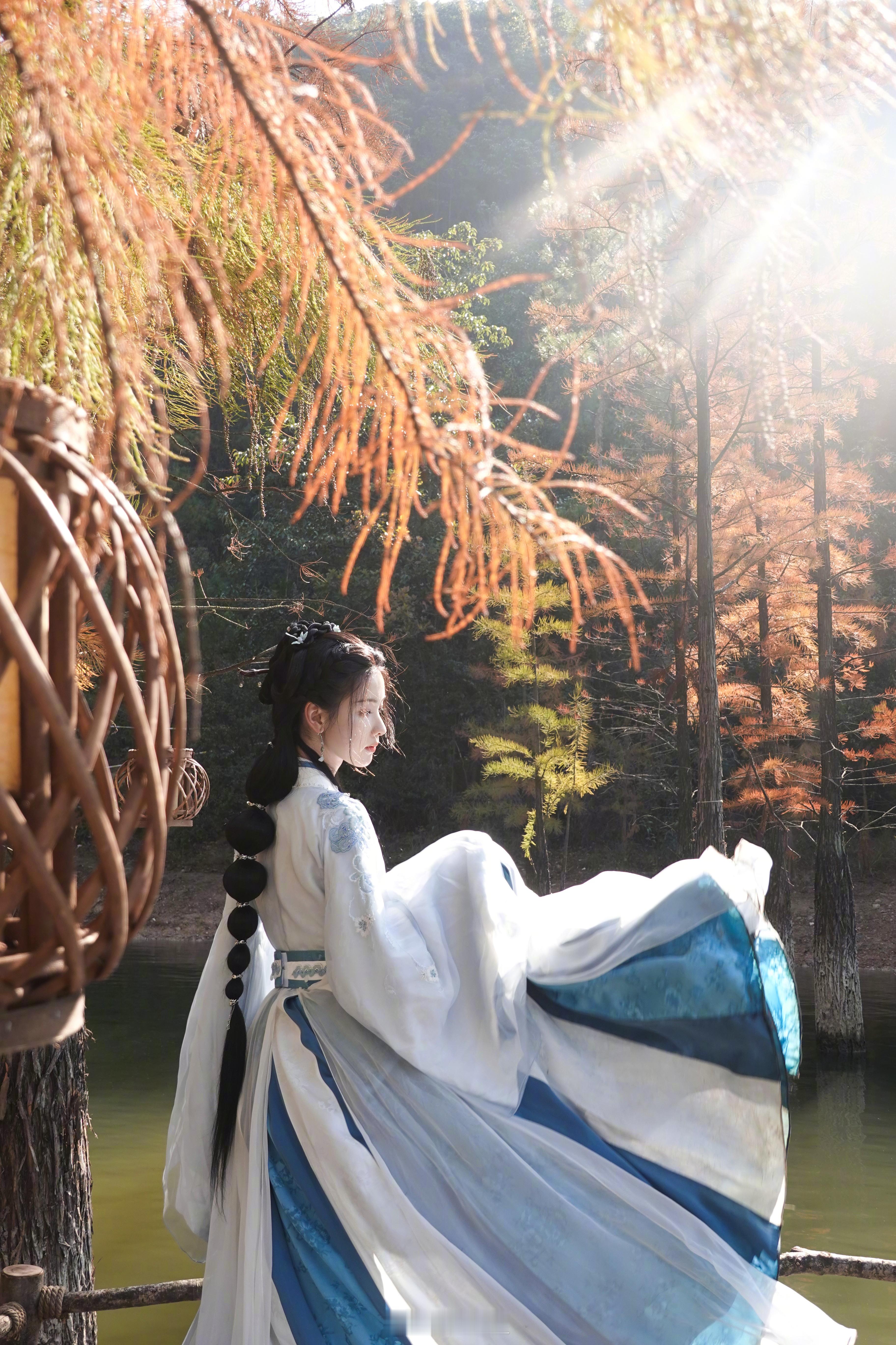 #陈都灵扮相#陈都灵文潇水杉林绝美九宫格，置身在柔和的光线氛围中，浅笑嫣然凝望远