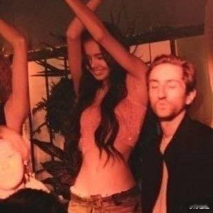 Lisa靠在三公子肩膀上撒娇我咧个豆，他们两个真的经常秀恩爱呀，但是也在一起好久