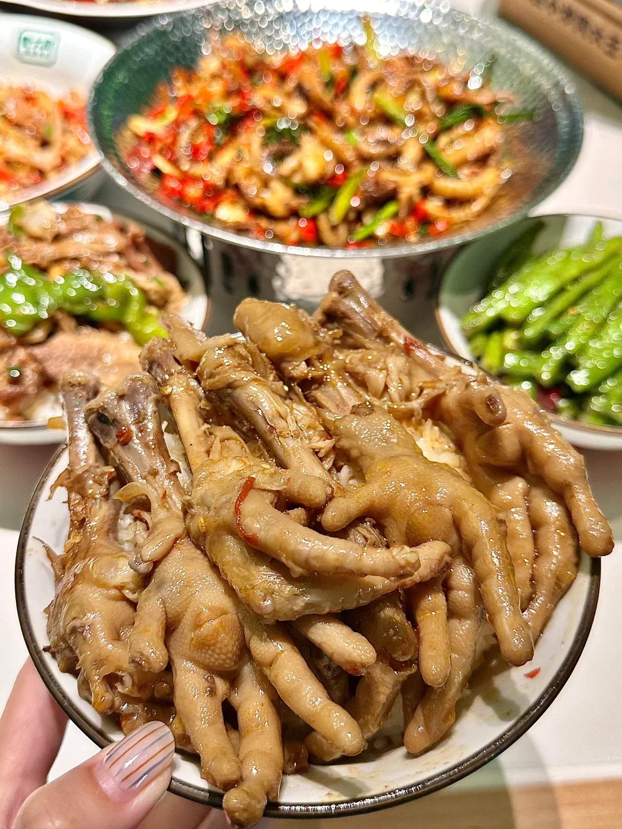 广州喜欢吃辣的！记得去这家......

在广州火了大半年的湘菜馆子！
半年反复