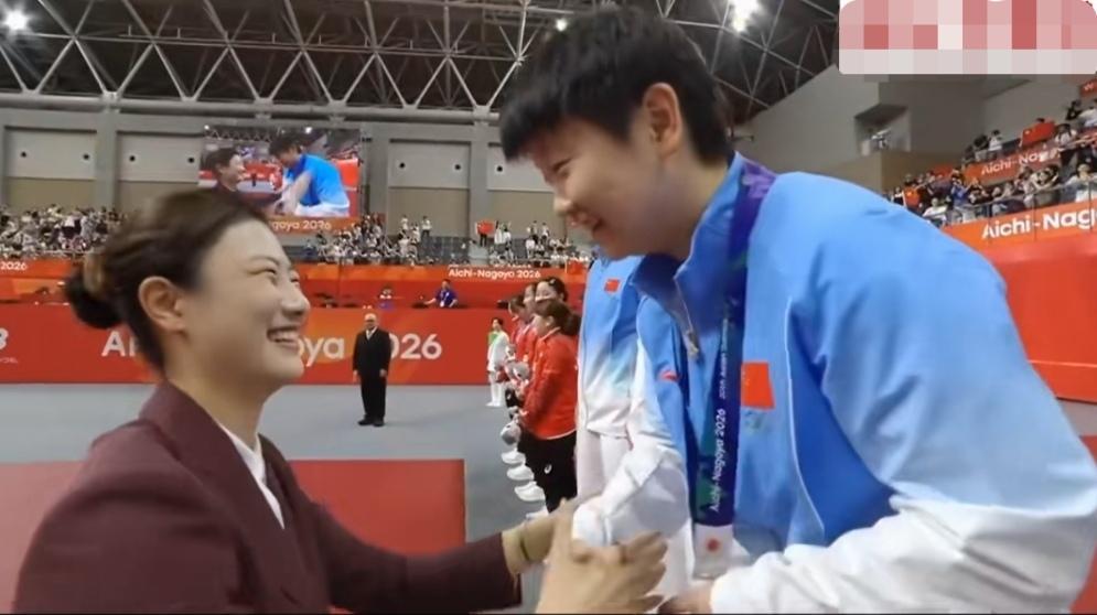 这才是温馨、和谐、提气的场面，也是两代传承，发自内心的笑容，幸福美满的温度。
名