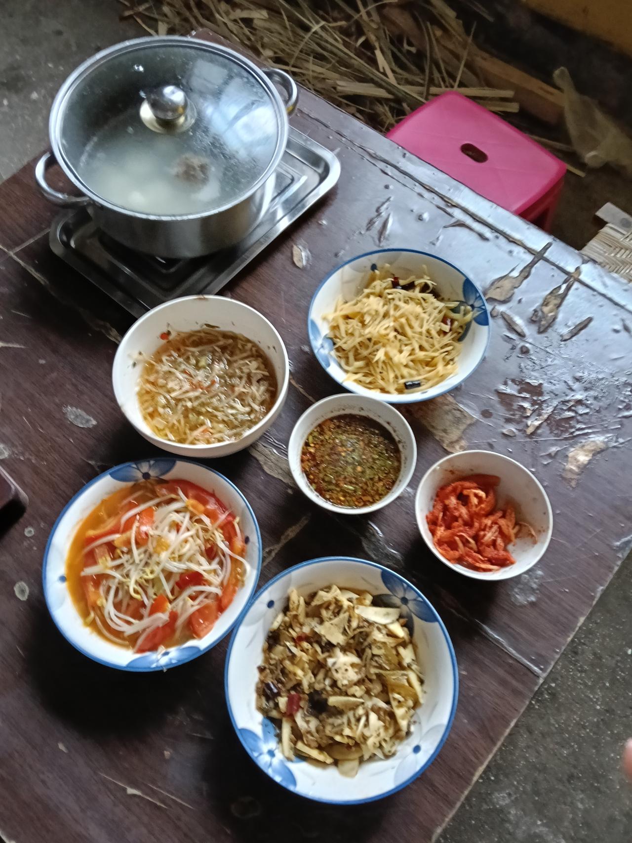 午饭老公丢给了我一块油渣，我的内心害怕极了，因为老人们都说吃了油渣会得癌症，我习