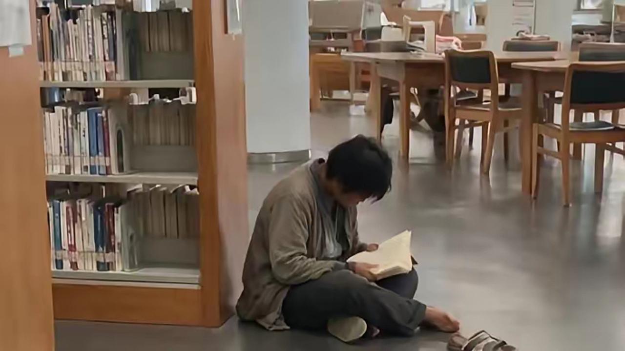 【杭州图书馆接纳衣衫不整读者引争议，周兆成：公共资源无门槛，读书从不分身份贵贱】