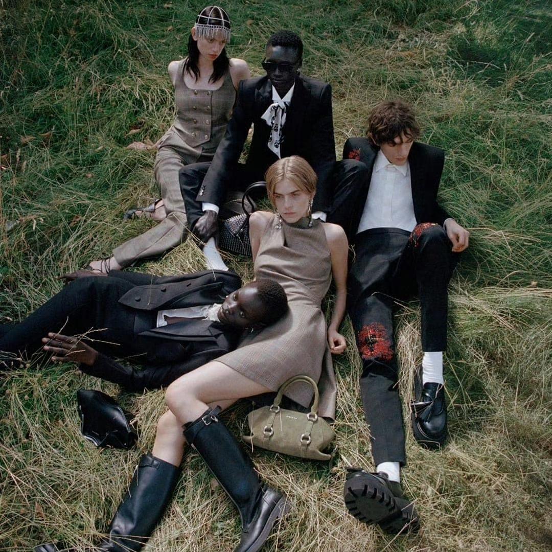 Alexander McQueen 亚历山大·麦昆26早春系列发布，通过精妙镂空