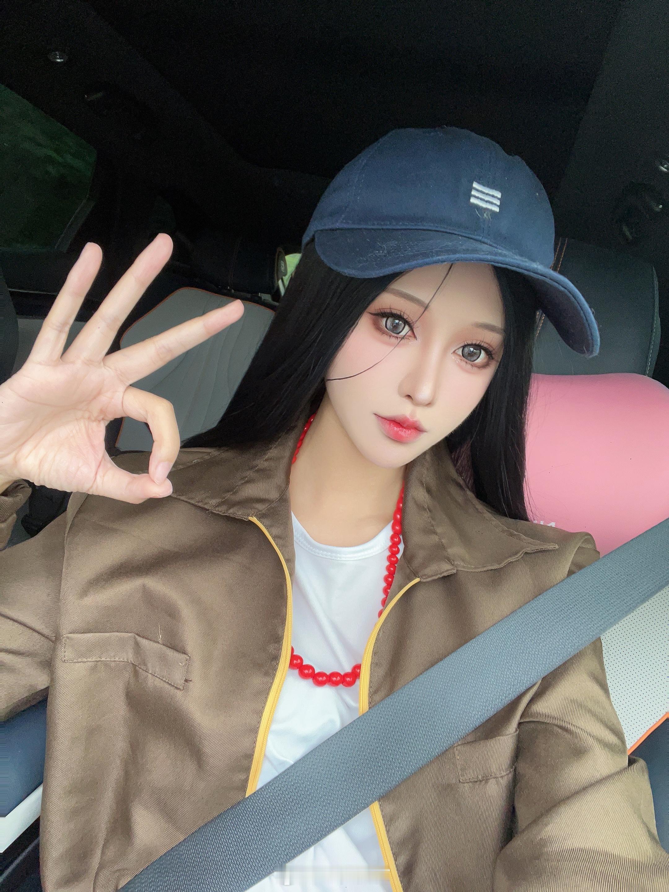 早上出门电梯里偶遇快递员，疑似撞衫。 ​​​