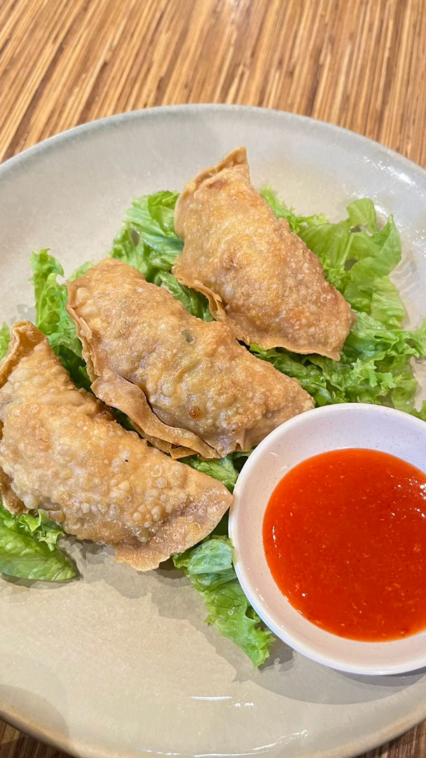 炸饺子好吃满满的馅都是肉肉，太香了。 