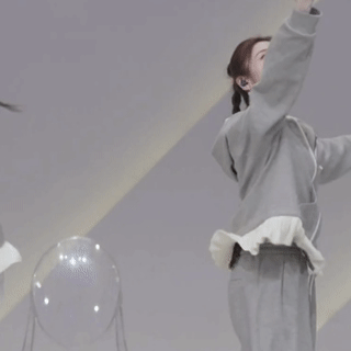 张慧雯跑调勇敢上台就是进步，小考有点小失误没关系，舞蹈实力超亮眼，期待姐姐唱功越