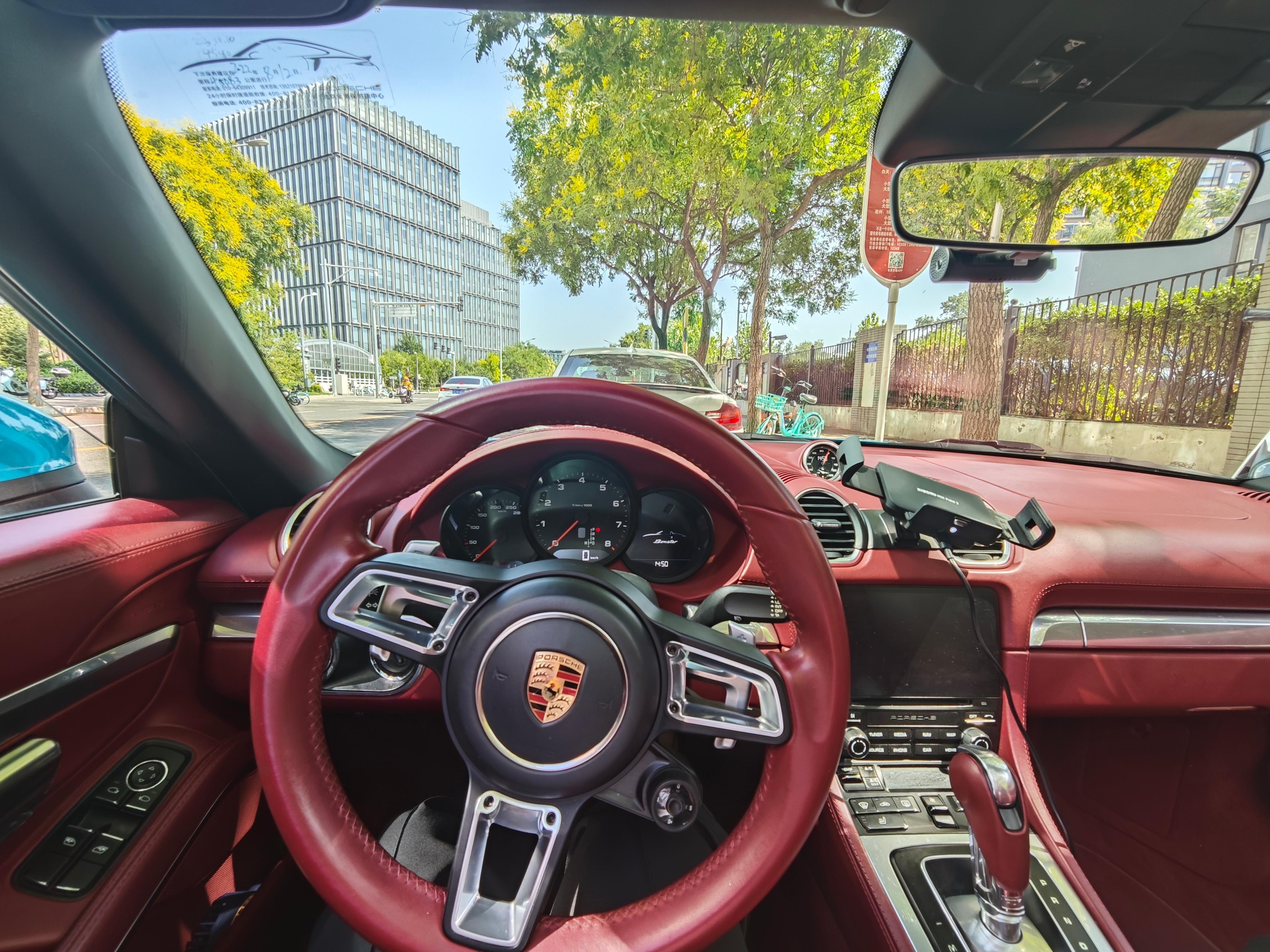 今天遇上一好哥哥给我讲了不少汽车知识，顺带着体验了好哥哥的保时捷718（海湾蓝）