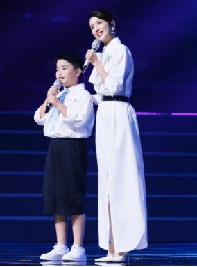 我估计陈思诚都糊涂了，
都成百亿导演了竟然还有人觉得他没眼光，原因就是朵朵，
朵