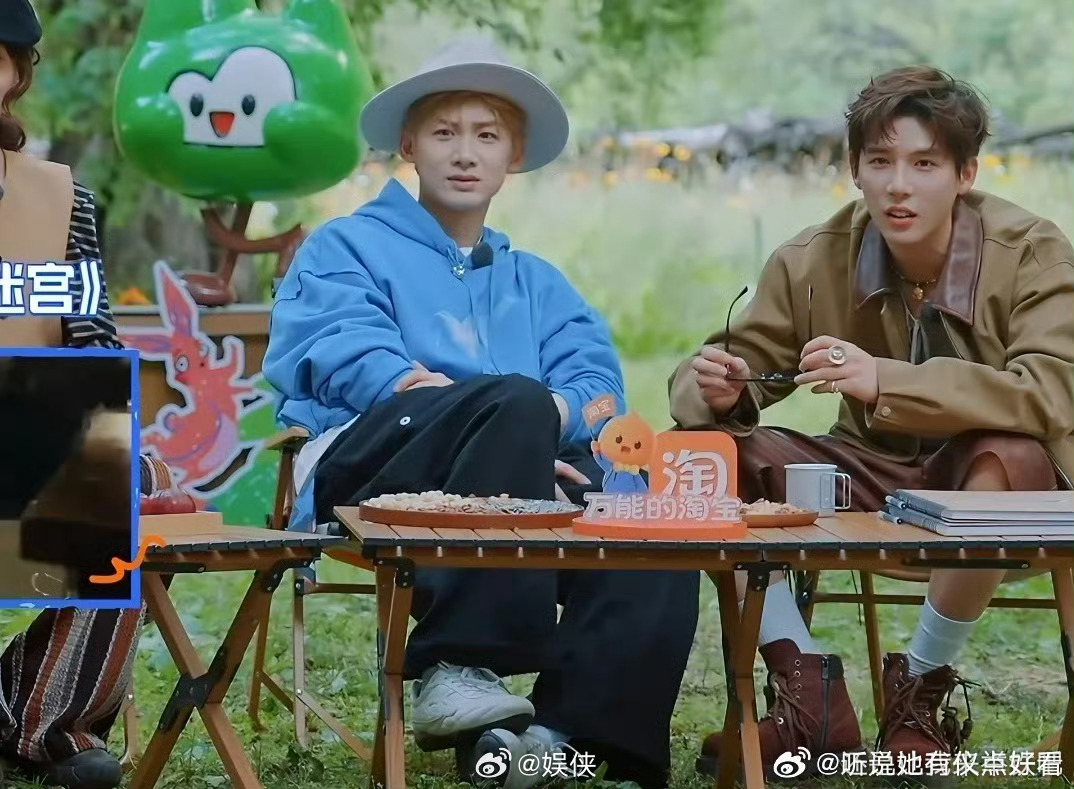 淘票票上能看到王安宇特意包场，为白敬亭的新电影《特立独行》撑场面，私下关系一直很