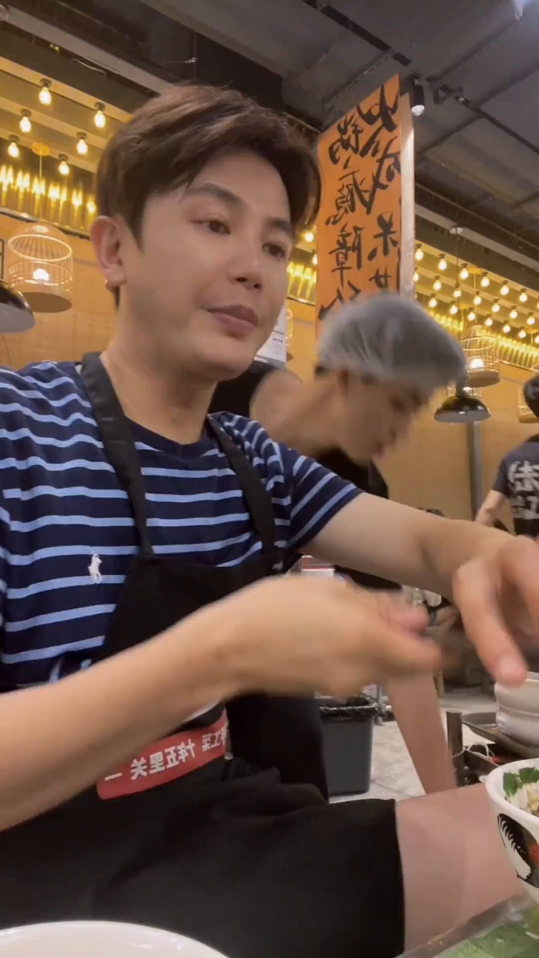 别动，我的鸡爪碰了一个。化了，这是种泡泡豆干，肥肠，肥肠巨香。来鸭血，要冷锅涮鸭