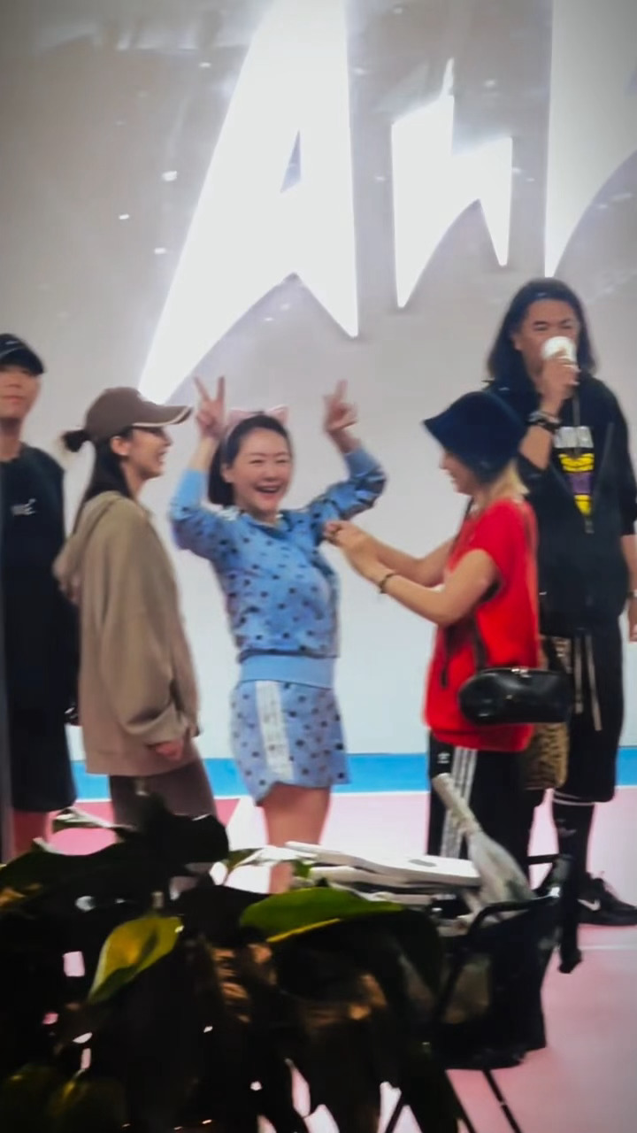 网友偶遇小S感觉小S头上那个发箍比我年纪还大