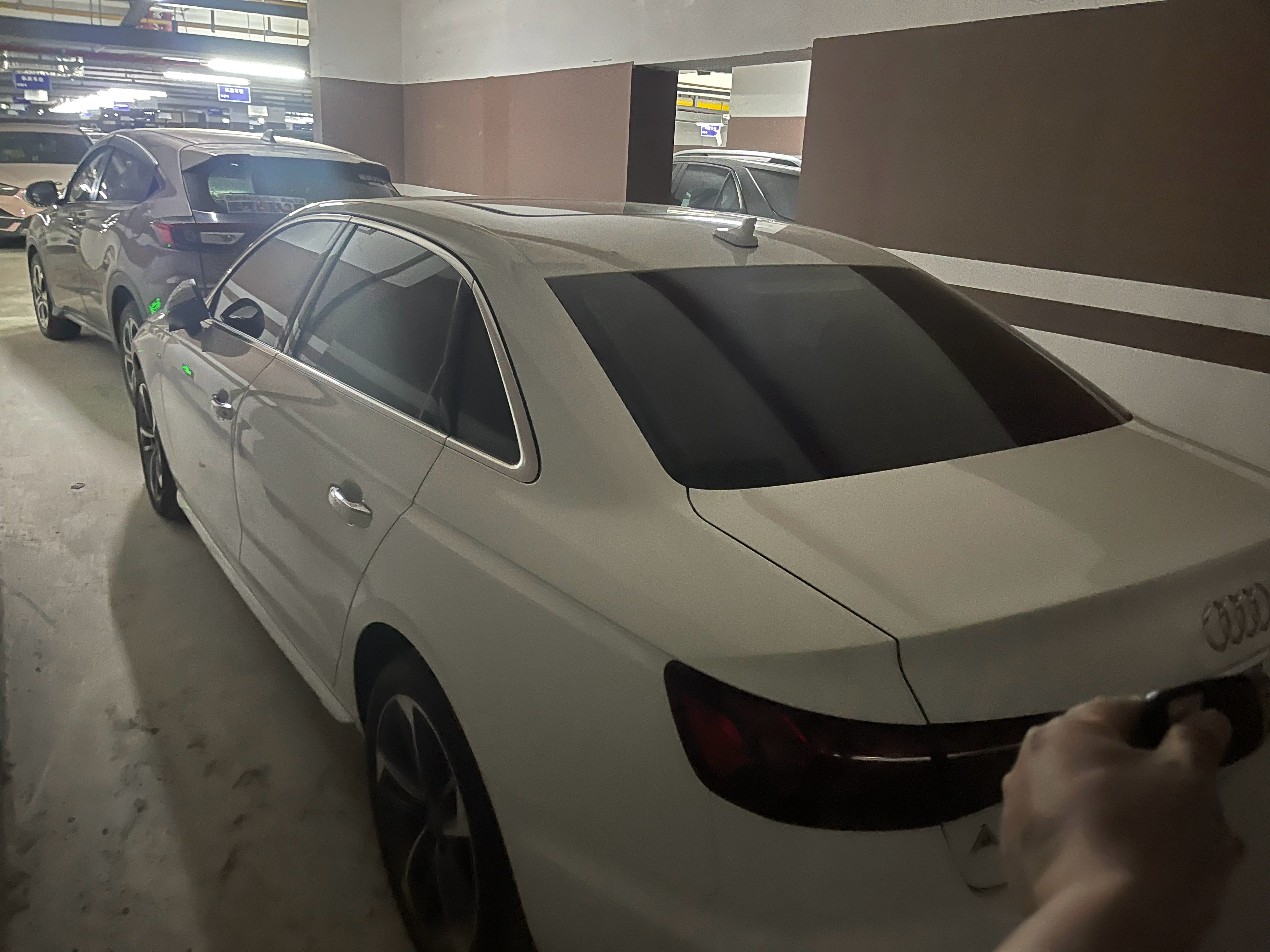 小区的子母停车位是不是太小了，晚上收的奥迪20年A4L和本田XRV,停在一起太挤